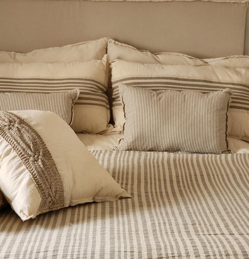 ACOLCHADO BELTRAN RAYAS KING + 2 ALMOHADAS + 2 ALMOHADONES